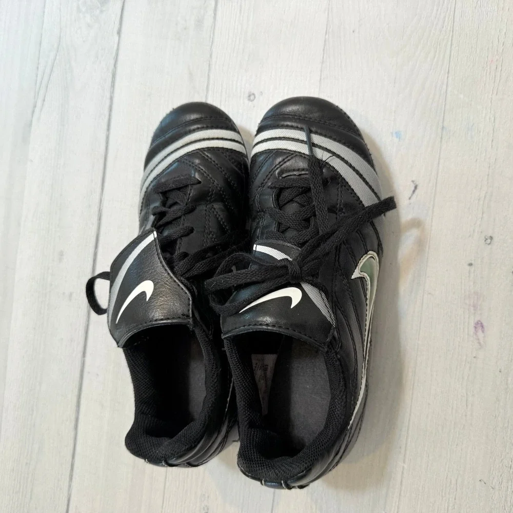 Nike 356917 011‎ JR Interchange FGR Soccer Cleats Colors Black White US Size 1.5